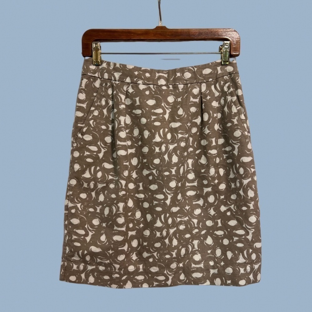 BODEN taupe and white short skirt with busy pattern